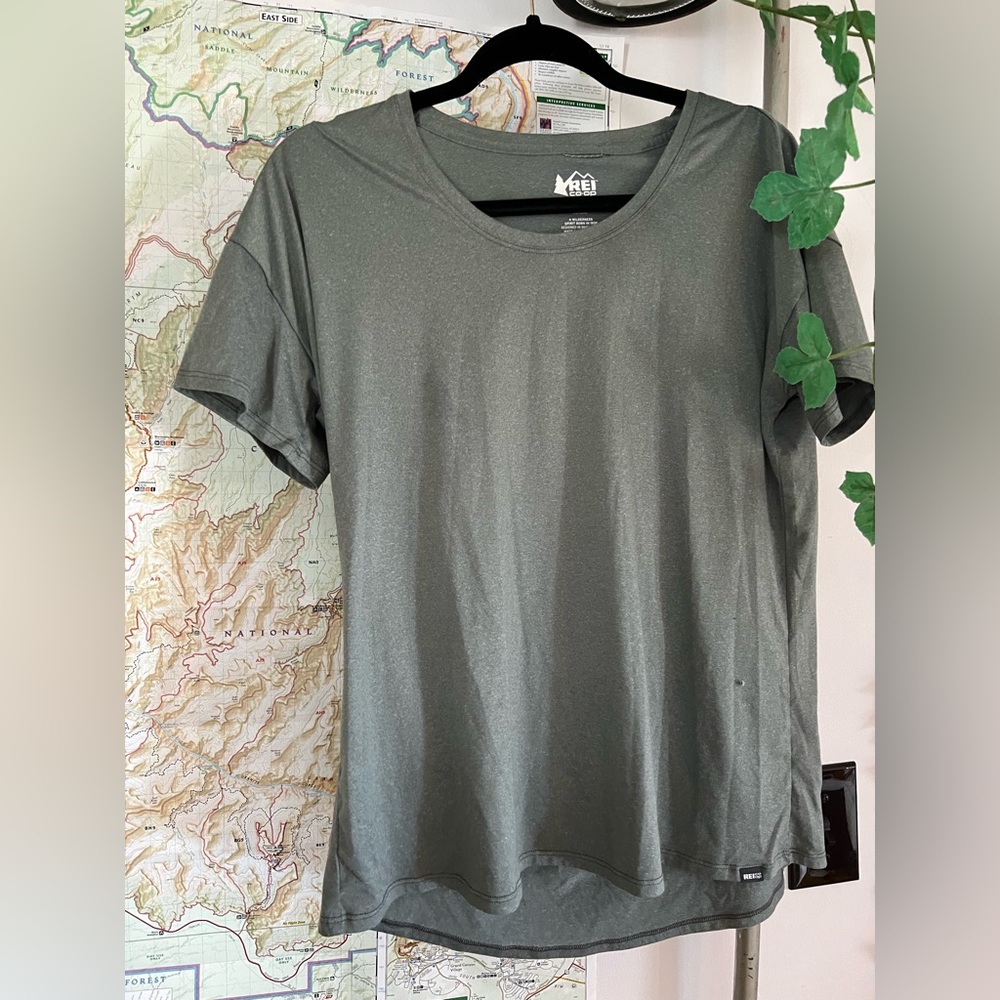 REÍ large sage green tee shirt